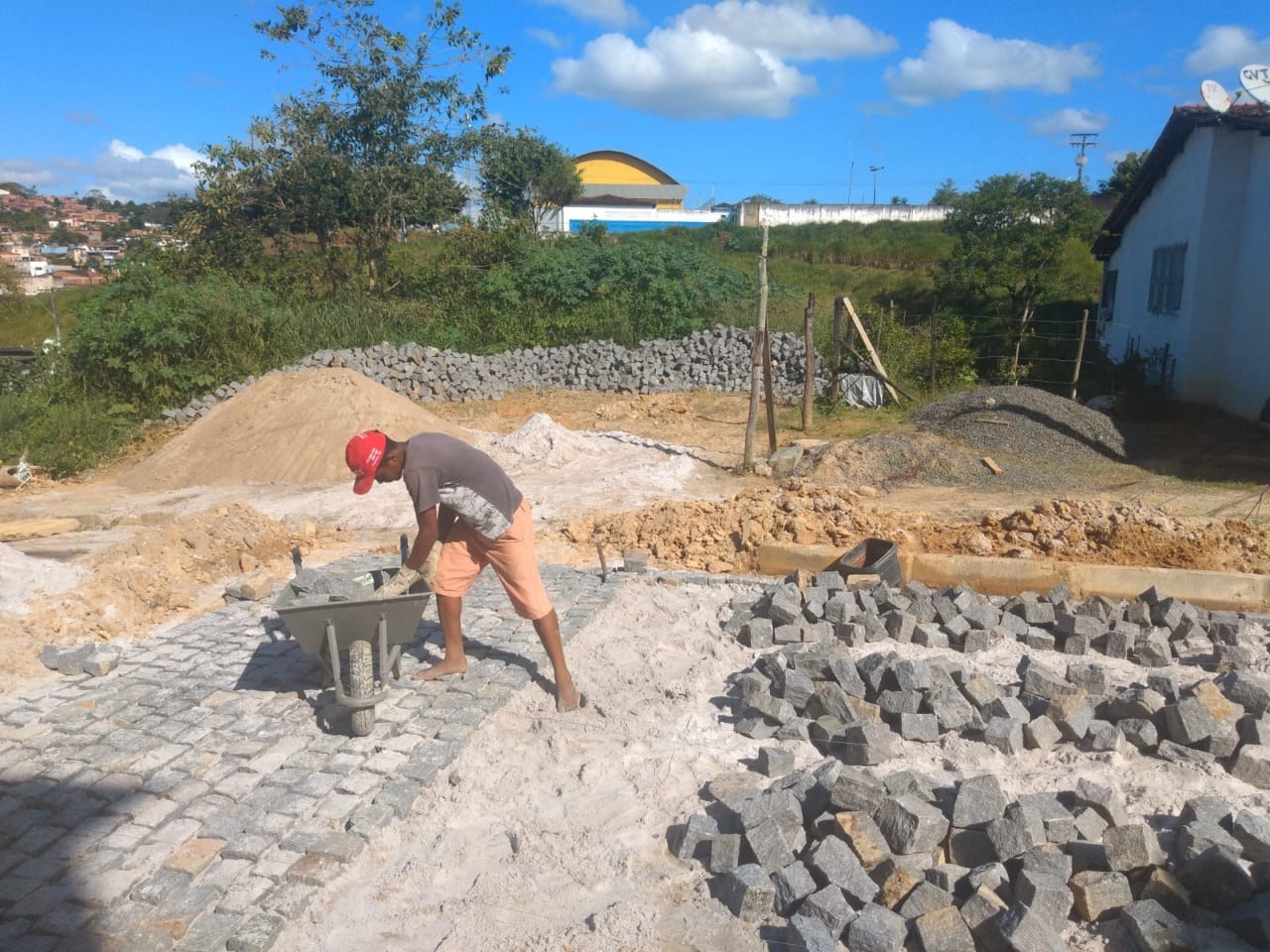 Camacã: Rua Ibicaraí no Bairro Nova Ipanema recebe calçamento
